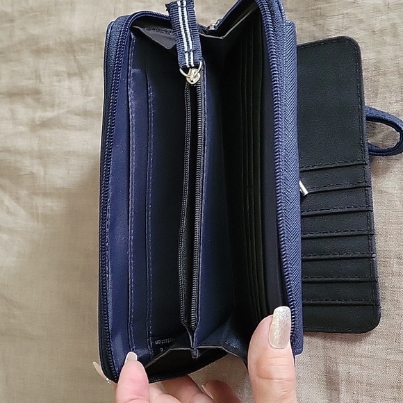 Nautica Navy Blue Wallet/Wristlet ID Safe RFID Protection 0 - Picture 4 of 11